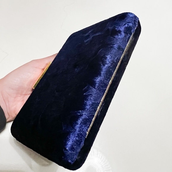 SONDRA ROBERTS Velvet Floral Blue Crossbody Clutch - Picture 4 of 4